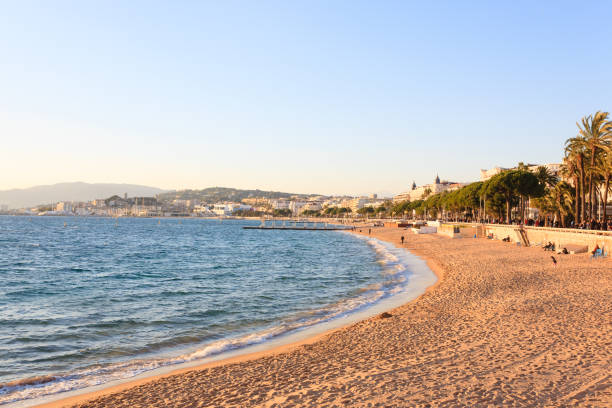 vista sulla spiaggia di cannes, francia. - sea life centre foto e immagini stock