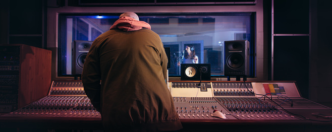 Músicos, productores de música en estudio de grabación profesional photo