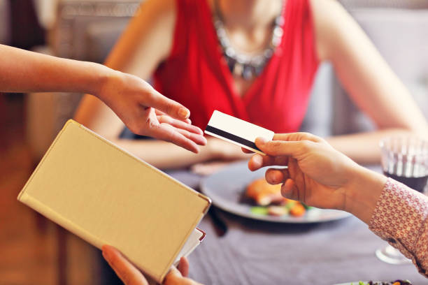 人々 のクレジット カード リーダーによってレストランで支払い - credit card reader ストックフォトと画像