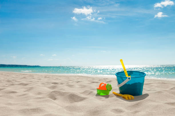 juguetes para la playa en la arena - cubo y pala fotografías e imágenes de stock