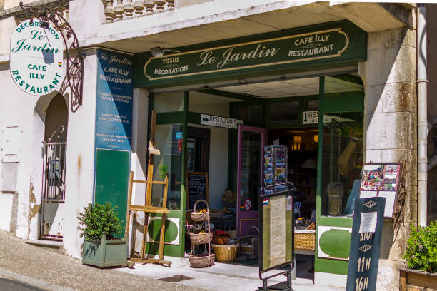 дороги и магазины в гордесе (�прованс, франция) - streetview стоковые фото и изображения