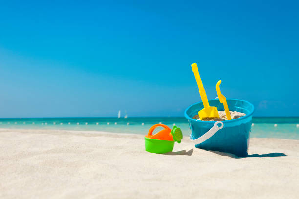 brinquedos de praia na areia - sand bucket - fotografias e filmes do acervo