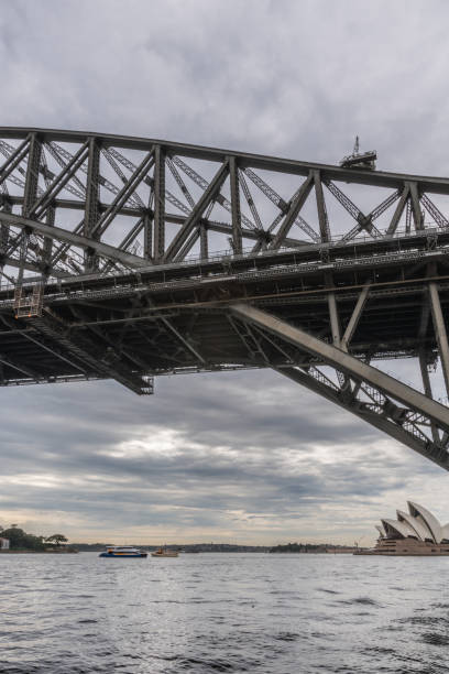 opéra à partir de sous harbour bridge, sydney australia. - sydney harbor bridge sydney opera house vertical australia photos et images de collection