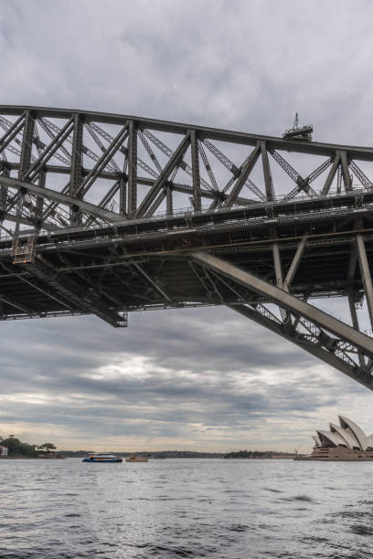 オペラハウス、ハーバー ブリッジ、シドニー オーストラリアの下から見た。 - sydney harbor bridge sydney opera house vertical australia ストックフォトと画像