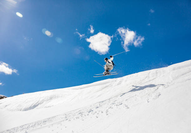 прыжки с трамплина - powder snow skiing agility jumping стоковые фото и изображения