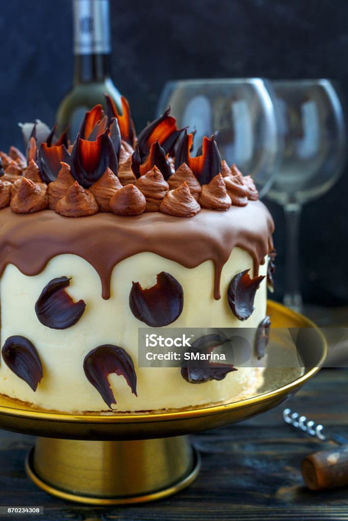 Torta Decorada Con Leche Y Chocolate Negro Foto de stock y más banco de  imágenes de Alcorza - Alcorza, Alimento, Azúcar - iStock