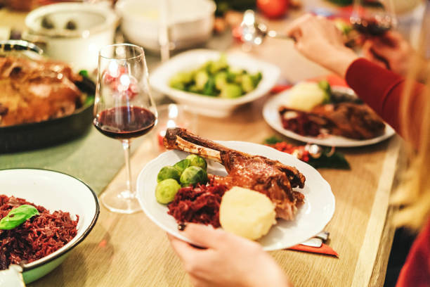 cena tradizionale tedesca all'oca con gnocchi e cavolo rosso - goose roasted goose meat spit roasted foto e immagini stock