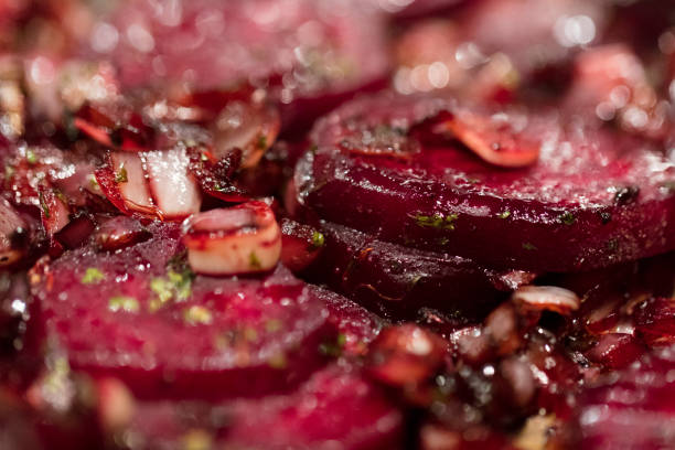 fondo de remolacha confitada con chalotas y cebollas verdes. - balsamic vinegar fotos fotografías e imágenes de stock