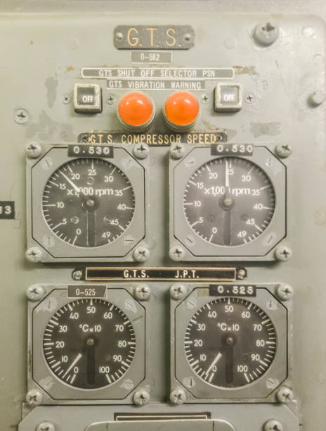 interruttori del cruscotto della cabina di pilotaggio dell'aeromobile retro anni '70. - odometer speedometer gauge old fashioned foto e immagini stock
