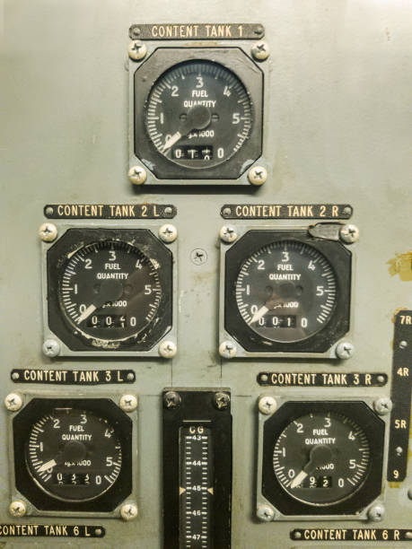 retrô anos 70 interruptores de painel de cabine de aeronaves. - gauge radio meter retro revival - fotografias e filmes do acervo