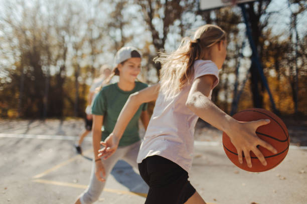 mädchen und basketball - basketball teenager nature outdoors stock-fotos und bilder