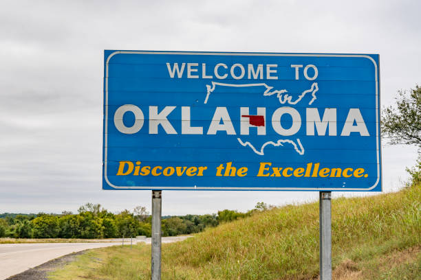 Welcome to Oklahoma Sign Welcome to Oklahoma Sign along highway oklahoma stock pictures, royalty-free photos & images