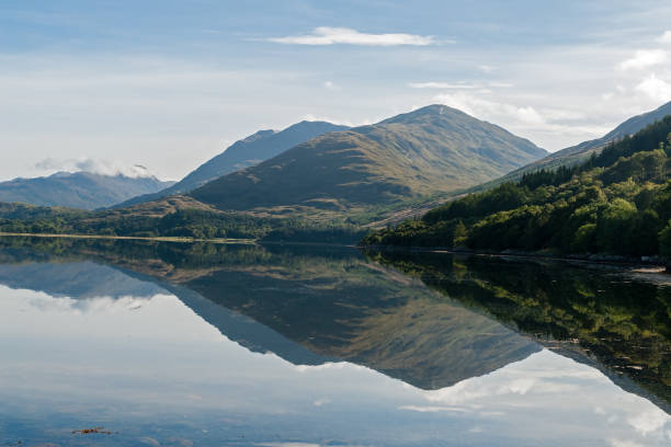 reflexionen der berge in loch crerans - schottland, großbritannien - highlands region loch reflection mountain stock-fotos und bilder