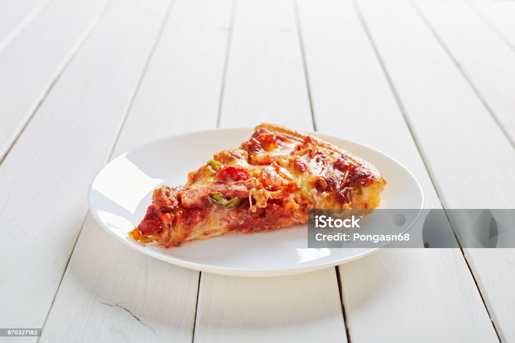 Draufsicht der italienischen rustikal ein Stück Pizza auf weißen Tisch - Lizenzfrei Pizza Stock-Foto