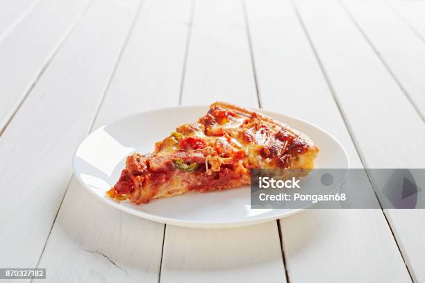Draufsicht Der Italienischen Rustikal Ein Stück Pizza Auf Weißen Tisch Stockfoto und mehr Bilder von Pizza
