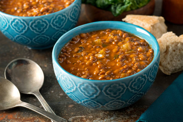 sopa de lentilha ao curry - meatless soup - fotografias e filmes do acervo