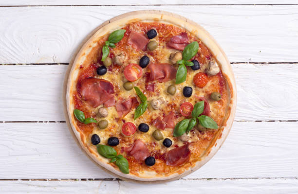 istock Italian pizza with jamon 870330324
