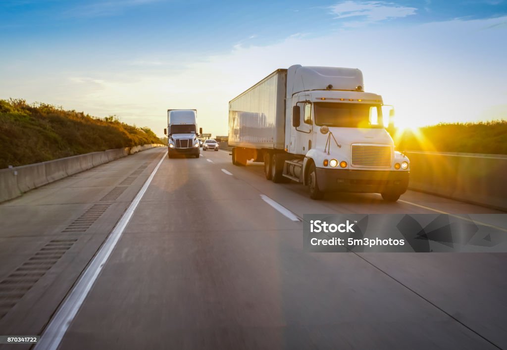 18 camions de wheeler sur la route - Photo de Poids lourd libre de droits