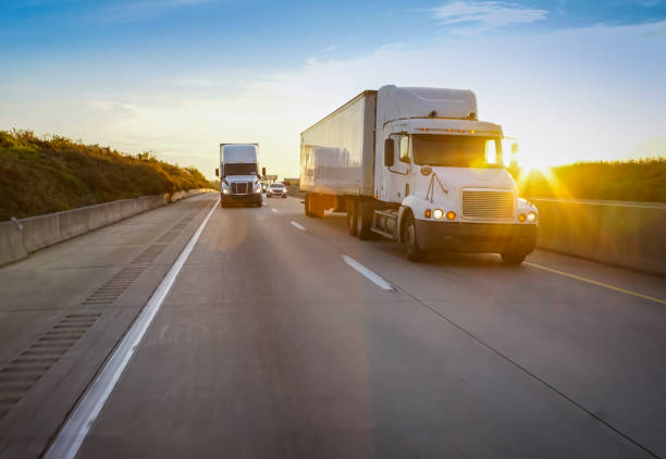 18 wheeler trucks on the road - freight transporation imagens e fotografias de stock