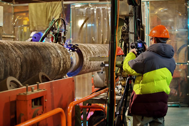 photographing of welding of the pipeline in shop - filmando com guindaste imagens e fotografias de stock