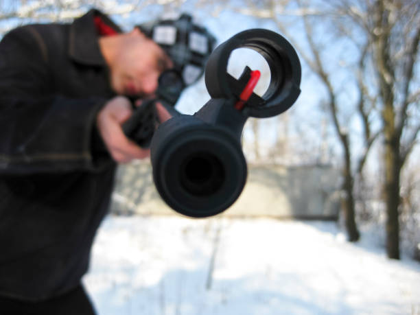 mann mit einem luftgewehr in einem winter park. - m 1 tank stock-fotos und bilder