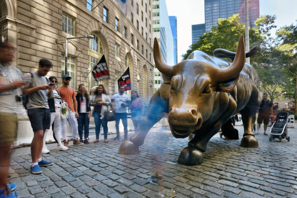 charging bull in lower manhattan - wall street new york stock exchange stock exchange street imagens e fotografias de stock