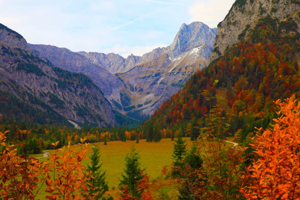 alpenlandschaft im österreichischen tirol, in der nähe von karwendel gebirge und bayerischen alpen in deutschland - majestätischen berglandschaft in gold farbigen herbst, dramatische tirol schneebedeckten bergpanorama und idyllischen tirol wiesen, öste - alpenglow tirol sunrise snow stock-fotos und bilder