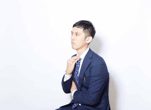 istock Japanese young man Suiting up for work 870351954