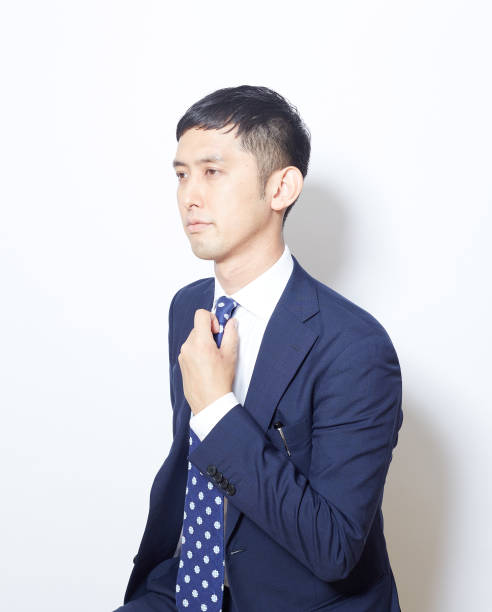 istock Japanese young man Suiting up for work 870351956