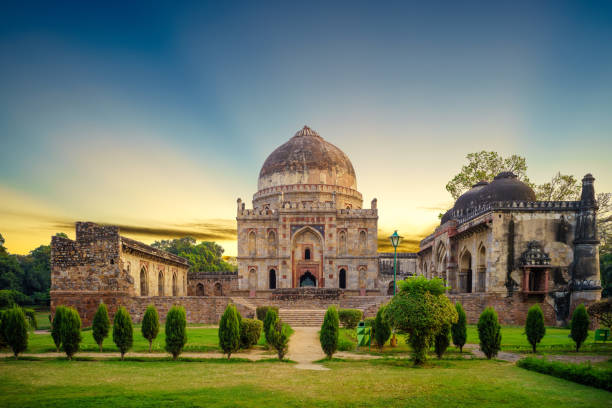 Bara Gumbad at lodi garden Lodhi Gardens is a city park situated in New Delhi, India. Spread over 90 acres badaling stock pictures, royalty-free photos & images