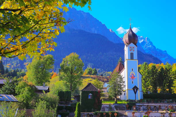 barocke st. johannes der täufer kirche in grainau alpendorf mit alpspitze, zugspitze und waxenstein ansicht – dramatische landschaft in bayerische alpen, deutschland, in der nähe von karwendel gebirge - majestätischen berglandschaft im herbst – garmisch, bayern, deutschland - alpenglow tirol sunrise snow stock-fotos und bilder