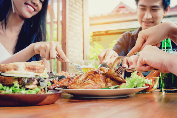 gruppe freunde junge asiaten party und essen essen glücklich genießen im haus - barbecue chicken stock-fotos und bilder
