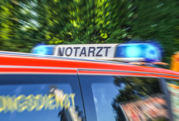 blauen lichtleiste aus einem deutschen notarzt notarzt auto - medical occupation flash stock-fotos und bilder