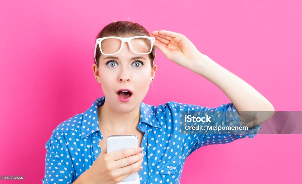 Jeune femme à l'aide de son téléphone - Photo de Fond libre de droits