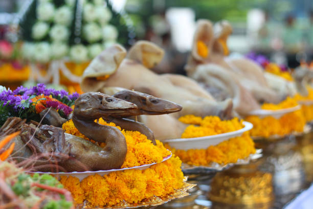 diversidad de tailandia en sagrados tesoros culturales de tailandia como la ceremonia de aniversario - phumiphon aduldet fotografías e imágenes de stock