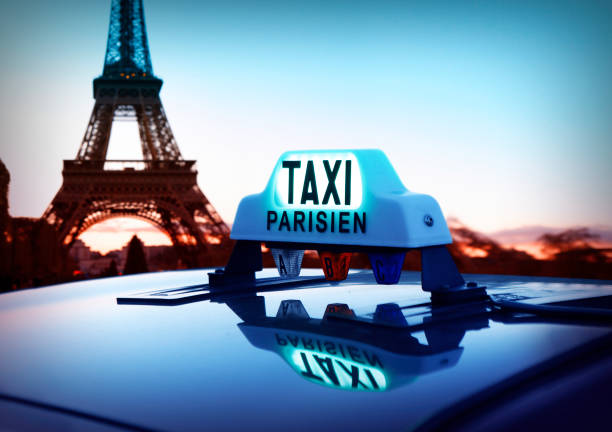 taxi en parís torre eiffel - night france paris france travel fotografías e imágenes de stock