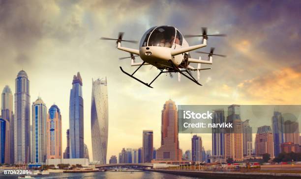 Drone Volando Transportando Personas En Dubai Foto de stock y más banco de imágenes de Taxi - Taxi, Dron, Volar