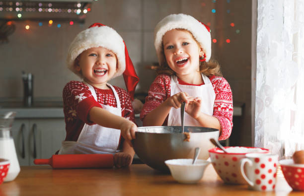 enfants heureux cuire des biscuits de noël - 7096 photos et images de collection