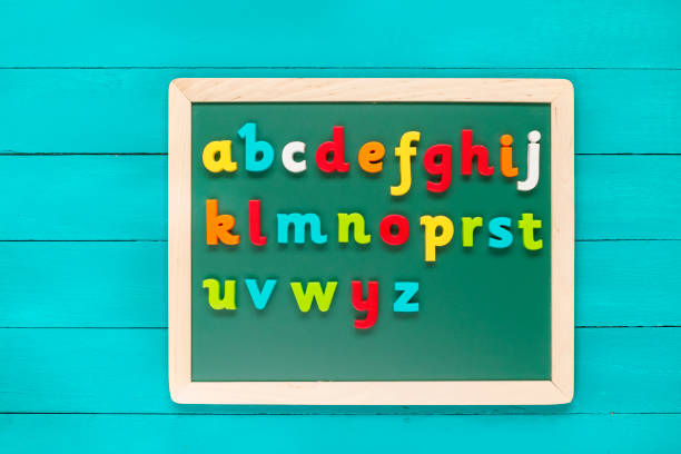 alfabeto letras de plástico - teaching blackboard preschool alphabetical order fotografías e imágenes de stock