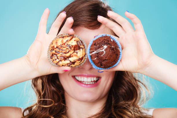 istock Smiling crazy woman holds cakes in hand 870434476