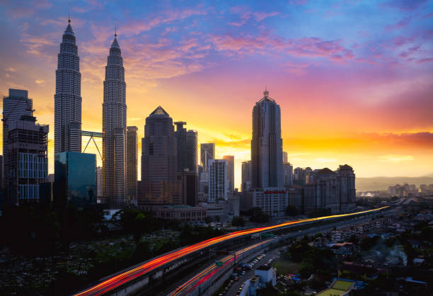 ville de kuala lumpur - kuala lumpur skyline traffic sunset photos et images de collection