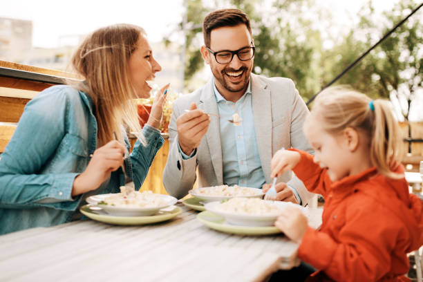 istock Family enjoying restaurant 870457054
