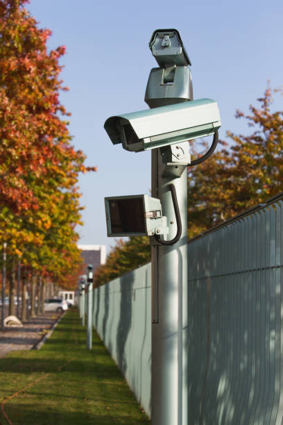 überwachungskamera mit bewegungsmelder. - vertical security camera security system security stock-fotos und bilder