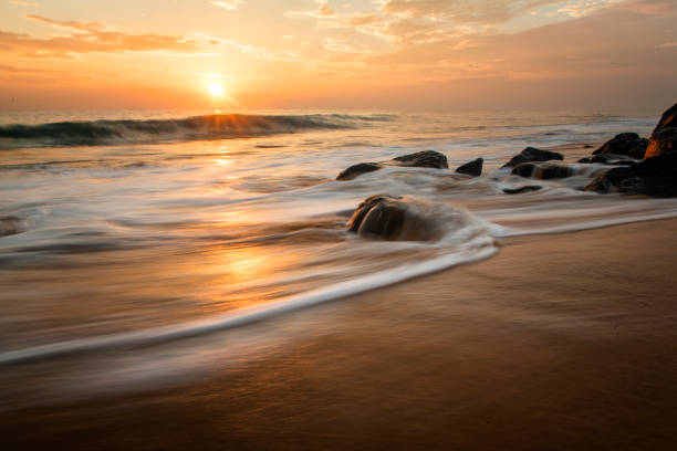 paesaggio al tramonto - sea stone foto e immagini stock