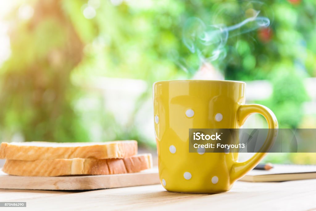 Foto de Xícara De Café Bom Dia Preto E Pão Sobre Uma Mesa De Madeira No Fundo Do Nascer Do Sol Café Da Manhã E Acordar e mais fotos de stock de Foto de Xícara De Café Bom Dia Preto E Pão Sobre Uma Mesa De Madeira No Fundo Do Nascer Do Sol Café Da Manhã E Acordar e mais fotos de stock de