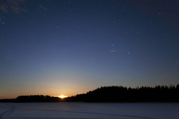 mond steigt über verschneite winterlandschaft in der nacht - lake night winter sky stock-fotos und bilder