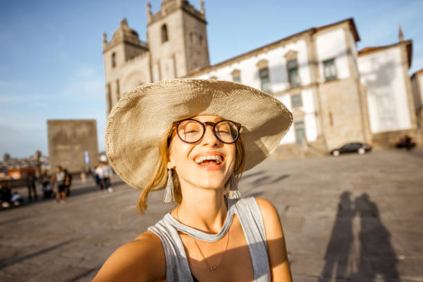 포르토 시에 여행 하는 여자 - portuguese culture women ethnic smiling 뉴스 사진 이미지