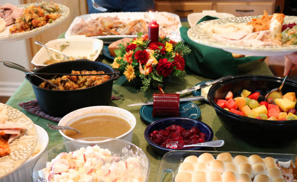 cena de acción de gracias casual con placas múltiples - thanksgiving cheerful happiness gratitude fotografías e imágenes de stock