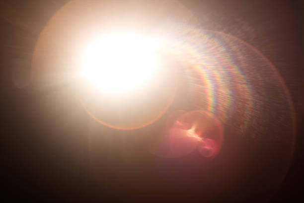 レンズ フレアが黒の背景に光。 - lens effect ストックフォトと画像