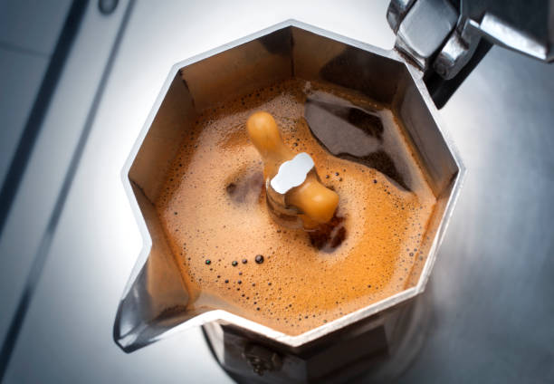 moka kaffee auf dem herd. traditionelle italienische kaffeemaschine. - kaffeekanne stock-fotos und bilder
